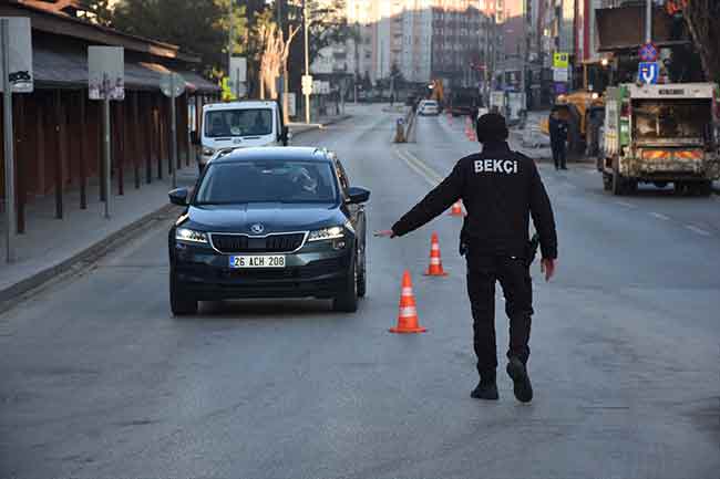 Uygulama noktalarında ise polis ekipleri kontrollerini gerçekleştirdi.