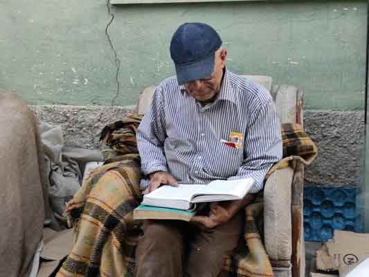 ...Bizim şartlarımız çok zordu, kitap basımı çok zordu. Ben Sivas lisesi mezunuyum, sonradan öğretmen okulunu bitirdim ve ben okurken kitap problemimi hiç çözememiştim. Çok zordu, biz kitaba ulaşamıyorduk ama şimdi herkes her şeye ulaşabiliyor. Bugün üniversite nesli okumuyor. Hatta kendi branşında dahi kitap okumuyor. Bu Türkiye’nin geleceği bakımından çok zor bir şey” diye konuştu.