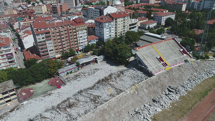 Eskişehir'de spor tarihinin en büyük şahitlerinden biri olan Atatürk Stadyumu'nda yıkım işlemleri devam ediyor. 