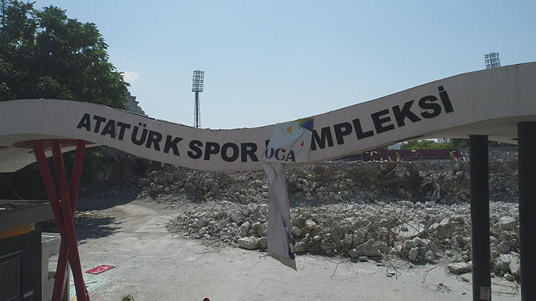 Eskişehir'de spor tarihinin en büyük şahitlerinden biri olan Atatürk Stadyumu'nda yıkım işlemleri devam ediyor. 