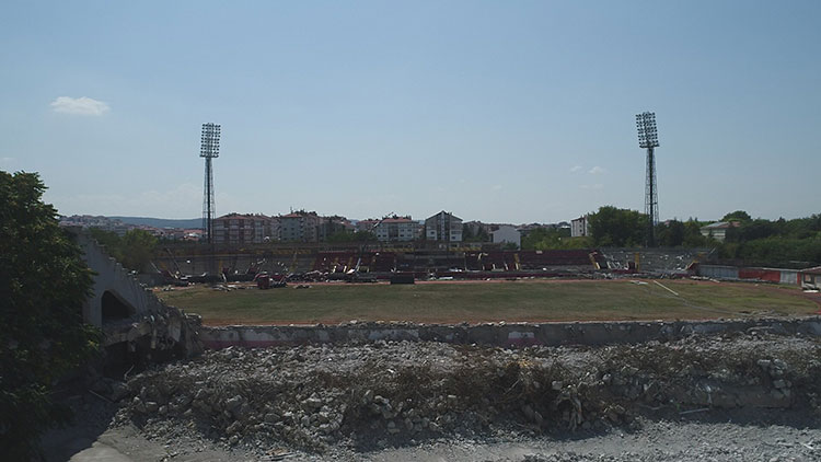 Eskişehir'de spor tarihinin en büyük şahitlerinden biri olan Atatürk Stadyumu'nda yıkım işlemleri devam ediyor. 