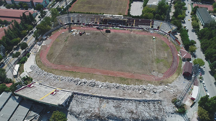 Eskişehir'de spor tarihinin en büyük şahitlerinden biri olan Atatürk Stadyumu'nda yıkım işlemleri devam ediyor. 