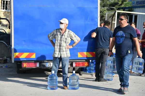 Kalabak suyu siparişlerinin zamanında yerine ulaştırılmaması ve kent merkezinde daha önce düzenli olarak yapılan dağıtımın akması, bu tada alışan halkı adeta isyan ettirdi. Bazı vatandaşlar sipariş verdikten 4 gün sonra ellerine su ulaştığını iddia ederken, Eskişehir Büyükşehir Belediyesi’nin de konuya acilen çözüm bulması gerektiği ifade ediliyor.