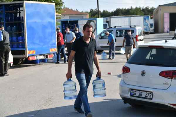 Kalabak suyu dolum merkezinin bulunduğu yere giden ve sıraya giren vatandaşlar, buradan sularını temin etmeye çalışıyor. Aracı olan ve bu bölgeye gelen vatandaşlar su sorunları çözülürken, gelme imkanı olmayan vatandaşların ise ne yapacakları merek konusu oluyor.