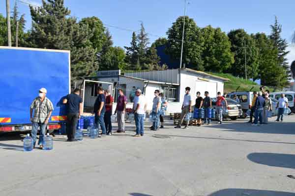 İnsanların sağlığı ile oynandığını ifade eden başka bir vatandaş ise “İki tane bidon, iki gündür kuyruk bekliyor apartmanda. Sucu gelecek diye. Son bidondu bu. Hanım başka yere boşalttı. Susuz kalmamak için buraya geldik. Daha önce de defalarca şikayet oldu. Bu bidonlar çok pis. Hele kaplarını eve sokacak bir durumu bile yoktu. Hele ki korona zamanında pislikten geçilmezdi bidonlar. Milletin sağlığı ile oynuyorlar. Sağlık Bakanlığının denetiminden beri durum böyle” şeklinde konuştu.