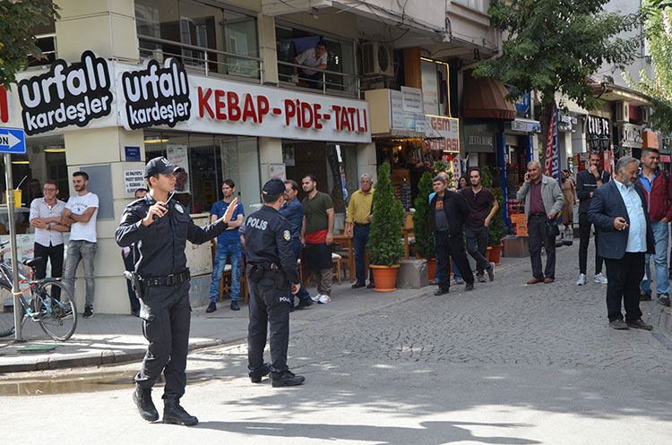 Eskişehir’de Astsubay Orduevi yakınında bulunan şüpheli paket kontrollü bir şekilde fünye ile patlatıldı. 