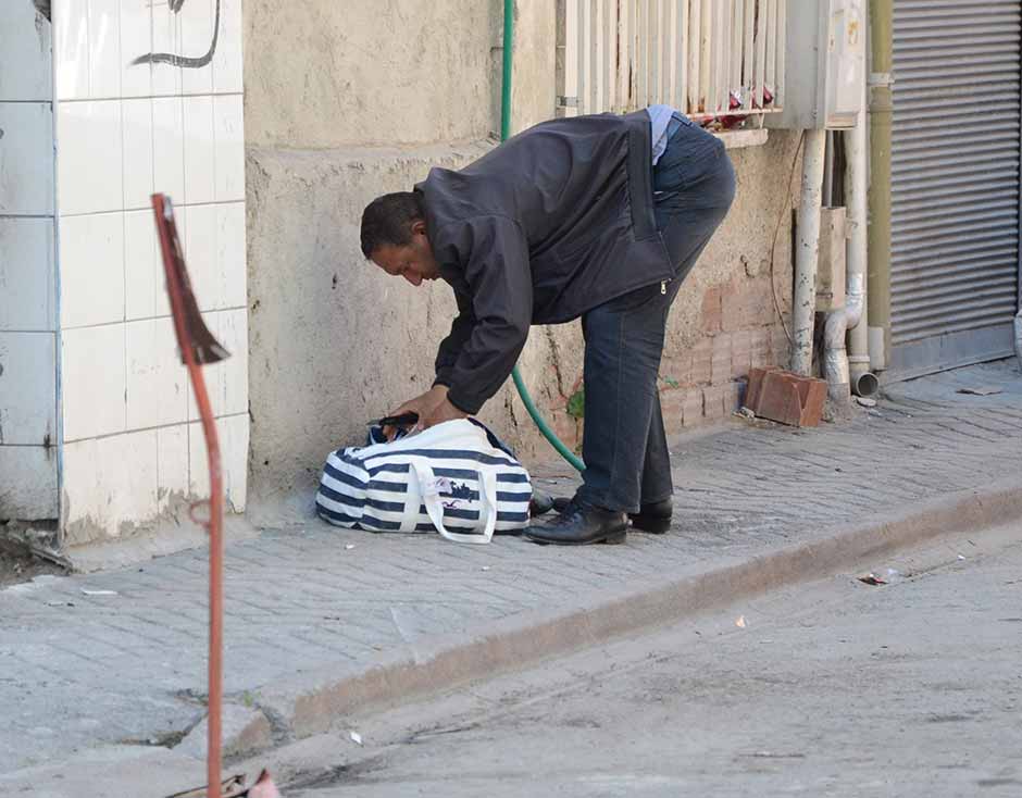 Eskişehir’de bir sokağa bırakılan ve polis ekiplerinin özel kıyafet giymeden incelediği şüpheli valizden kaçak çay ile çeşitli eşyalar çıktı. 