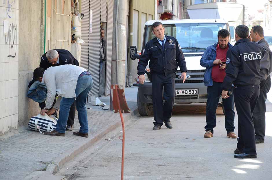 Eskişehir’de bir sokağa bırakılan ve polis ekiplerinin özel kıyafet giymeden incelediği şüpheli valizden kaçak çay ile çeşitli eşyalar çıktı. 