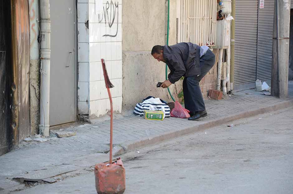 Eskişehir’de bir sokağa bırakılan ve polis ekiplerinin özel kıyafet giymeden incelediği şüpheli valizden kaçak çay ile çeşitli eşyalar çıktı. 