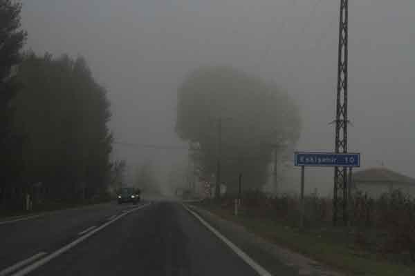 Eskişehir'in yüksek kesimlerinde sabah saatlerinde görülen yoğun sis sürücülere zor anlar yaşattı.