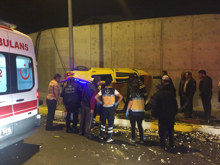 Eskişehir'de meydana gelen trafik kazasında, kontrolden çıkıp takla atan aracının içinde sıkışan taksi sürücüsü, itfaiye ekiplerinin çalışması sonucu kurtarıldı. 