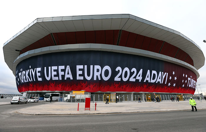 Türkiye ile Moldova hazırlık maçında Yeni Eskişehir Stadında karşılaşıyor. Futbolseverler A Milli takıma destek için stadı doldurdu.