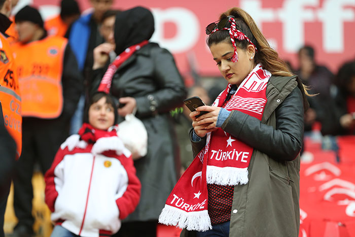 Türkiye ile Moldova hazırlık maçında Yeni Eskişehir Stadında karşılaşıyor. Futbolseverler A Milli takıma destek için stadı doldurdu.