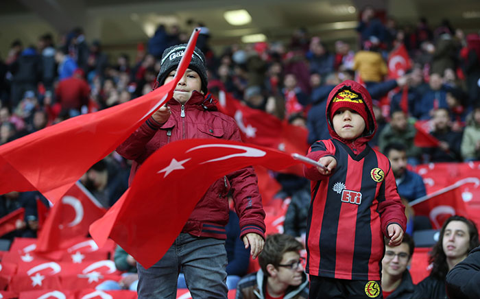 Türkiye ile Moldova hazırlık maçında Yeni Eskişehir Stadında karşılaşıyor. Futbolseverler A Milli takıma destek için stadı doldurdu.