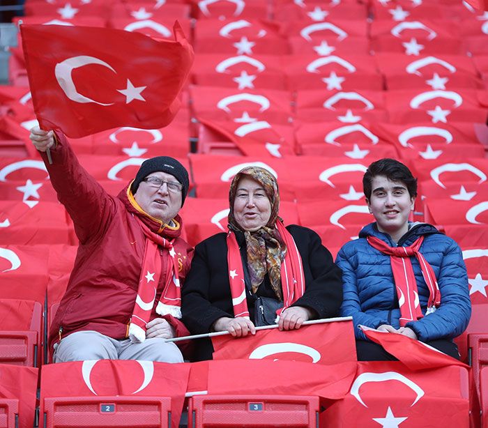 Türkiye ile Moldova hazırlık maçında Yeni Eskişehir Stadında karşılaşıyor. Futbolseverler A Milli takıma destek için stadı doldurdu.