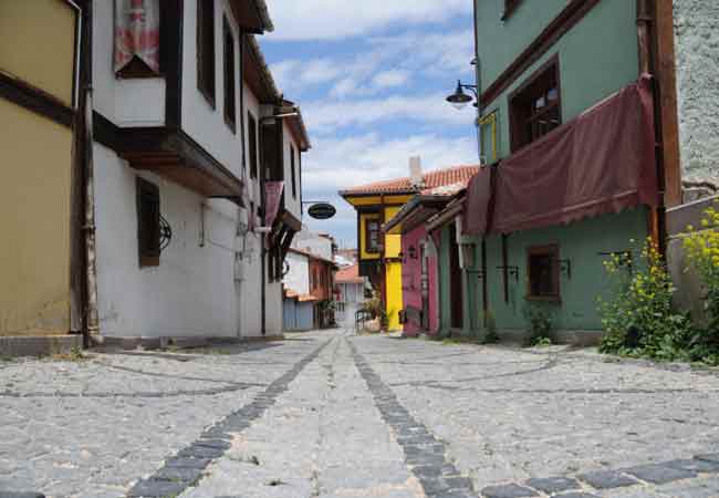 Yasağın olmadığı zamanda insan kalabalığının yoğun olduğu Eskişehir’in simge noktalarında sadece kuş sesleri duyuldu. 