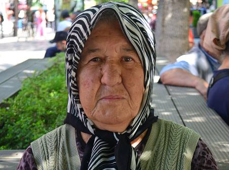 Ayşe Kocaoğlu: Maaş değil fitre verdi. Nerede harcayacağız bunu? Çok vermiş. Onu da vermesin. Alsın kendi yesin. 2 bin lirayla ne yapılır? Utanmıyorlar da. 20 senedir yetti canımıza. Emekliler geçinmek için en az 25 bin lira almalılar. 2 katına çıkmalı. Emeklilerin açlıktan nefesi kokuyor. Erkekler parasızlıktan burada geçiriyorlar vakitlerini. Evde hanımlarının yüzüne bakamıyorlar. 3 kişi geliyorlar 2 simit alıyorlar. Onu bile bölüşüp yiyorlar. Ne et alabiliyorsun, ne başka bir şey. Onların 1 öğün yediğiyle biz 1 ay geçiniriz. 