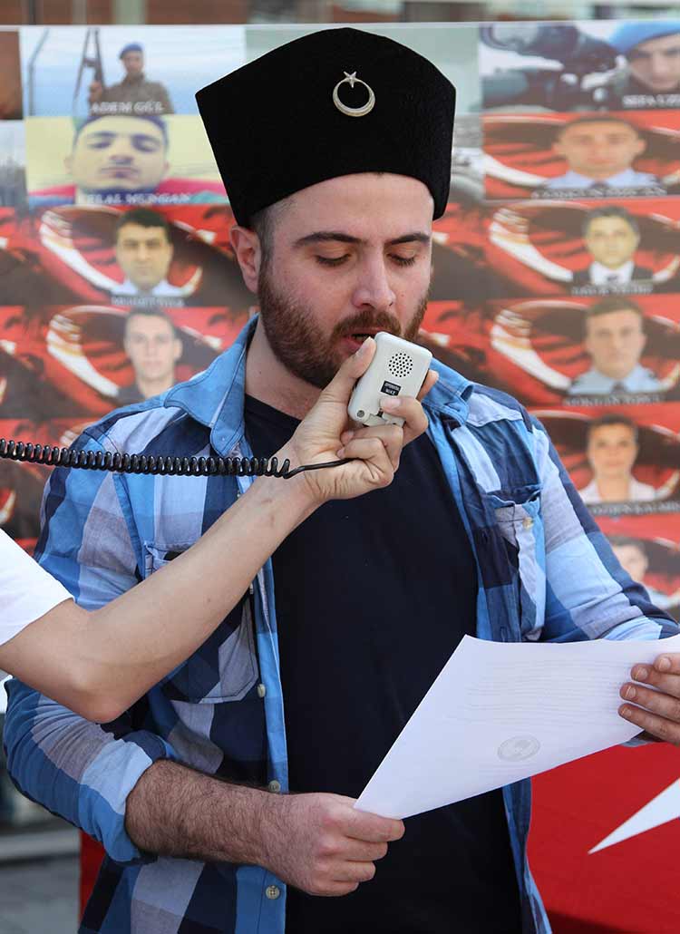 Eskişehir Kara Kalpaklılar Gençlik Hareketi üyeleri, Türk bayrağına sarılı temsili tabutla terörü protesto etti. 