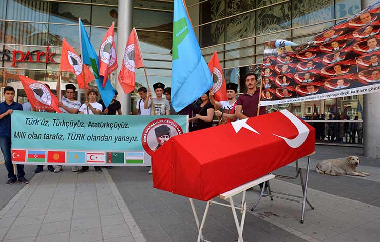 Eskişehir Kara Kalpaklılar Gençlik Hareketi üyeleri, Türk bayrağına sarılı temsili tabutla terörü protesto etti. 