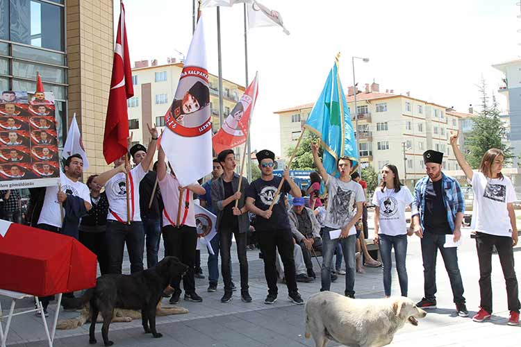 Eskişehir Kara Kalpaklılar Gençlik Hareketi üyeleri, Türk bayrağına sarılı temsili tabutla terörü protesto etti. 