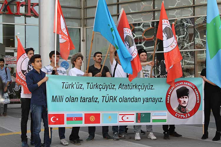 Eskişehir Kara Kalpaklılar Gençlik Hareketi üyeleri, Türk bayrağına sarılı temsili tabutla terörü protesto etti. 