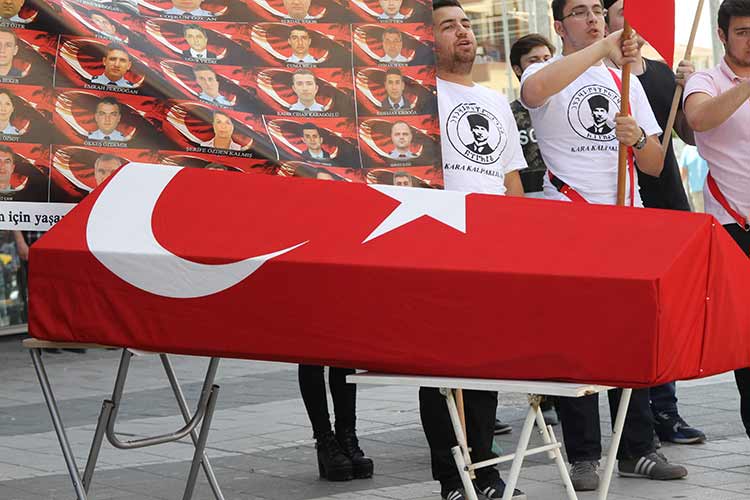 Eskişehir Kara Kalpaklılar Gençlik Hareketi üyeleri, Türk bayrağına sarılı temsili tabutla terörü protesto etti. 