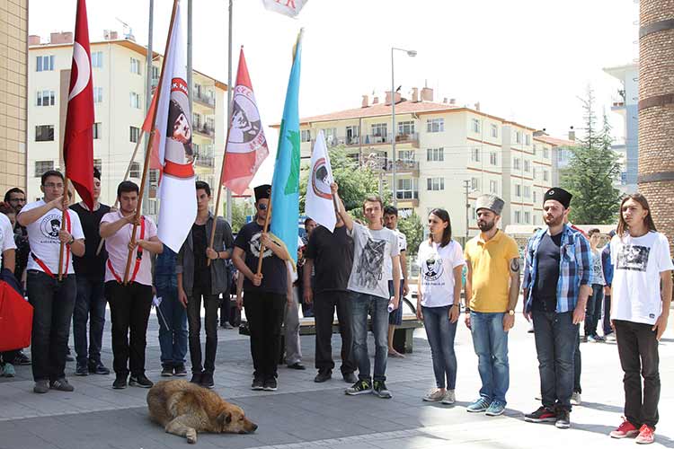 Eskişehir Kara Kalpaklılar Gençlik Hareketi üyeleri, Türk bayrağına sarılı temsili tabutla terörü protesto etti. 