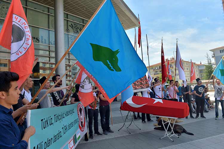 Eskişehir Kara Kalpaklılar Gençlik Hareketi üyeleri, Türk bayrağına sarılı temsili tabutla terörü protesto etti. 