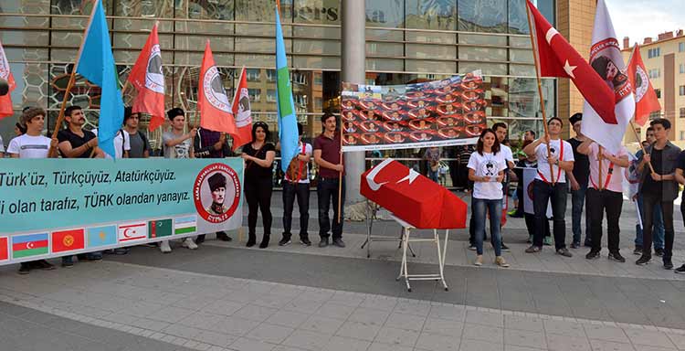 Eskişehir Kara Kalpaklılar Gençlik Hareketi üyeleri, Türk bayrağına sarılı temsili tabutla terörü protesto etti. 