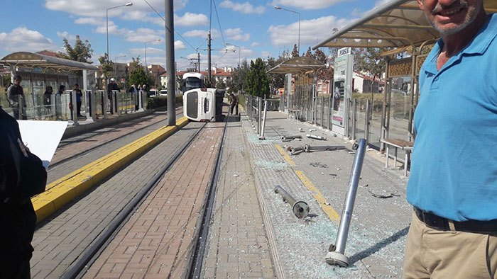 Tramvay durağına dalan ticari araç, durağa zarar verdikten sonra yan yattı. O sırada kimse olmaması muhtemel faciayı önledi.