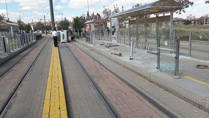 Tramvay durağına dalan ticari araç, durağa zarar verdikten sonra yan yattı. O sırada kimse olmaması muhtemel faciayı önledi.