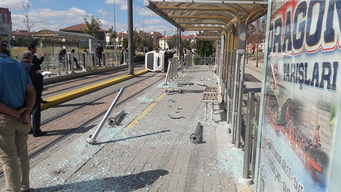 Tramvay durağına dalan ticari araç, durağa zarar verdikten sonra yan yattı. O sırada kimse olmaması muhtemel faciayı önledi.