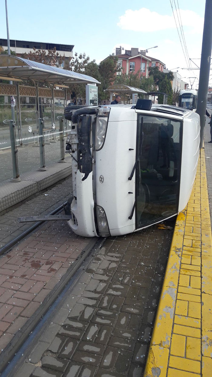 Tramvay durağına dalan ticari araç, durağa zarar verdikten sonra yan yattı. O sırada kimse olmaması muhtemel faciayı önledi.