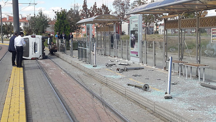 Tramvay durağına dalan ticari araç, durağa zarar verdikten sonra yan yattı. O sırada kimse olmaması muhtemel faciayı önledi.