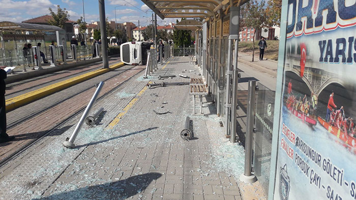 Tramvay durağına dalan ticari araç, durağa zarar verdikten sonra yan yattı. O sırada kimse olmaması muhtemel faciayı önledi.