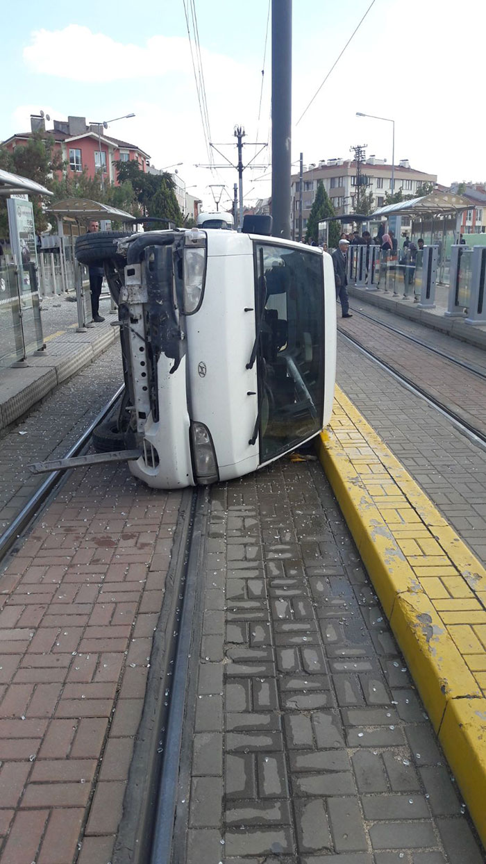 Tramvay durağına dalan ticari araç, durağa zarar verdikten sonra yan yattı. O sırada kimse olmaması muhtemel faciayı önledi.