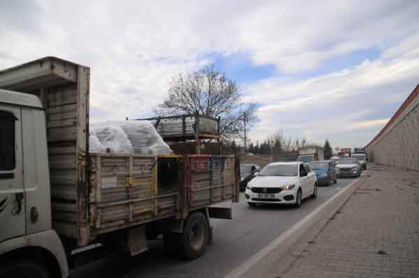 Çarpışma sonucunda kamyonet içerisinde bulunan 3 kişi hafif yaralandı.