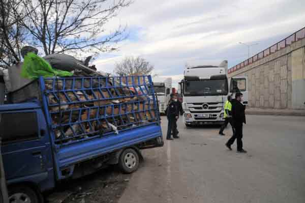 Öte yandan kazanın etkisiyle bir süre trafiğe kapanan yolda, uzun araç kuyruk oluştu.