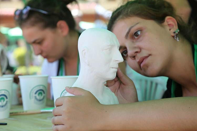 Odunpazarı Belediyesi, Uluslararası Seramik Pişirim Teknikleri Çalıştayı’nın 4’üncüsünü düzenlemeye hazırlanıyor. Tarihi Odunpazarı Meydanı’nda gerçekleşecek olan 4’üncü Uluslararası Seramik Pişirim Teknikleri Çalıştayı 9 Ağustos’ta başlayacak. 