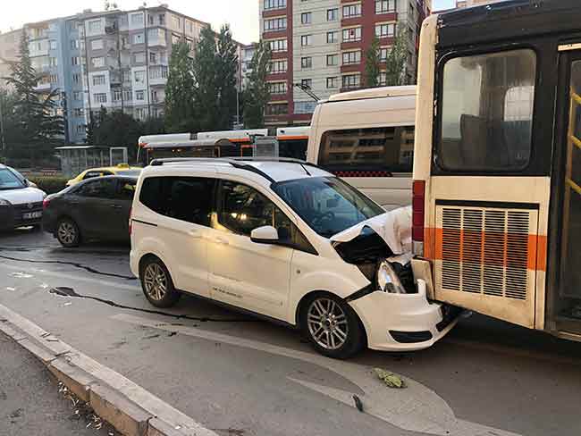 Olayda yaralanan olmazken, kaza yapan araçların yolun dönüş cebini kapatması sebebi ile trafikte yoğunluk yaşandı.