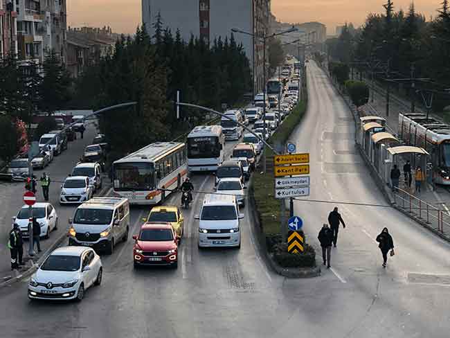  Araçların yavaş ilerlemesi, özellikle sabah saatlerinde işlerine gitmek isteyen vatandaşı zor duruma soktu.