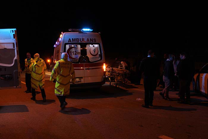 Eskişehir’de meydana gelen trafik kazasında 2’si çocuk 5 kişi yaralandı. Kaza sonrasında alev alev yanan araç kullanılamaz hale geldi. 