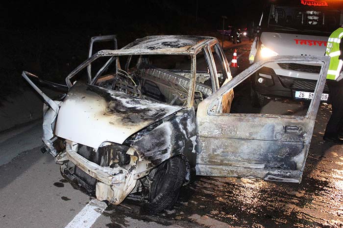 Eskişehir’de meydana gelen trafik kazasında 2’si çocuk 5 kişi yaralandı. Kaza sonrasında alev alev yanan araç kullanılamaz hale geldi. 