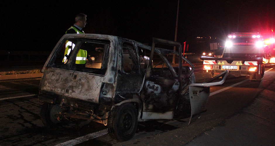 Eskişehir’de meydana gelen trafik kazasında 2’si çocuk 5 kişi yaralandı. Kaza sonrasında alev alev yanan araç kullanılamaz hale geldi. 