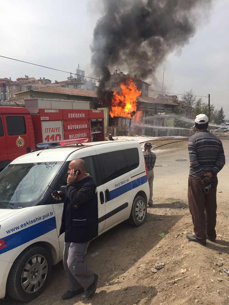 Eskişehir’de alev alev yanan trafo uzun uğraşlar neticesinde kontrol altına alınarak söndürülürken, 10 mahalledeki binlere vatandaş elektriksiz kaldı.