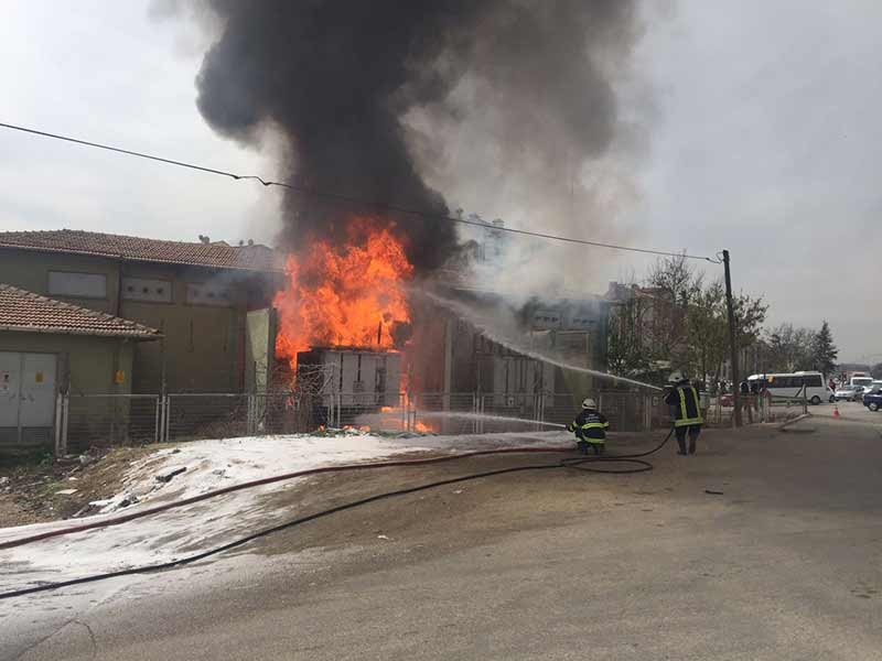 Eskişehir’de alev alev yanan trafo uzun uğraşlar neticesinde kontrol altına alınarak söndürülürken, 10 mahalledeki binlere vatandaş elektriksiz kaldı.