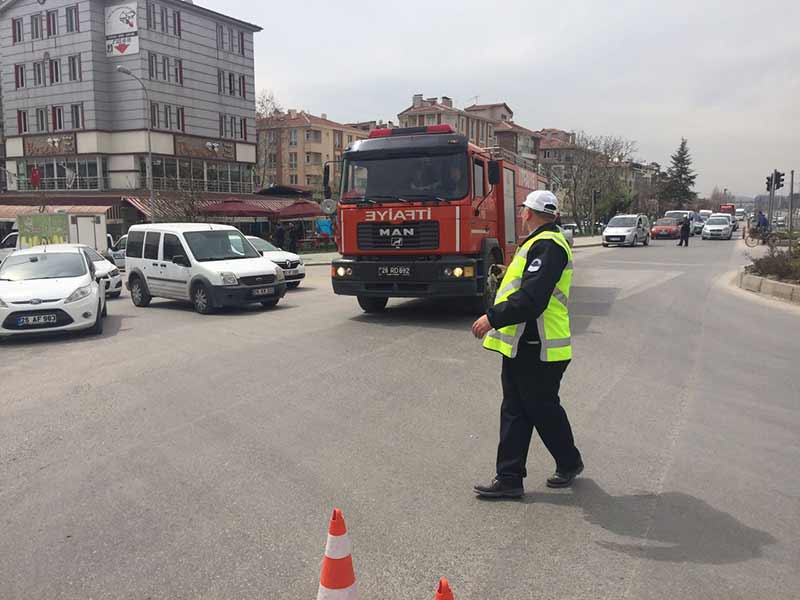 Eskişehir’de alev alev yanan trafo uzun uğraşlar neticesinde kontrol altına alınarak söndürülürken, 10 mahalledeki binlere vatandaş elektriksiz kaldı.