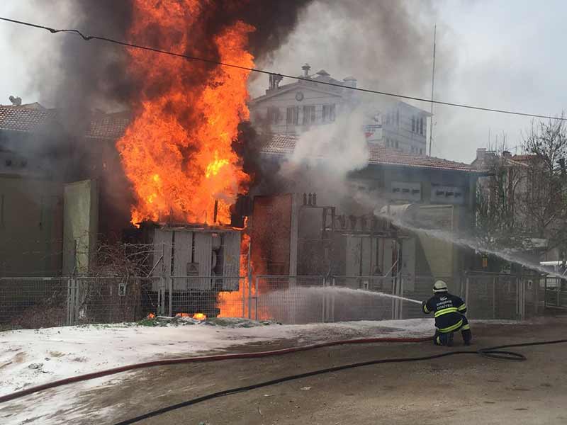 Eskişehir’de alev alev yanan trafo uzun uğraşlar neticesinde kontrol altına alınarak söndürülürken, 10 mahalledeki binlere vatandaş elektriksiz kaldı.