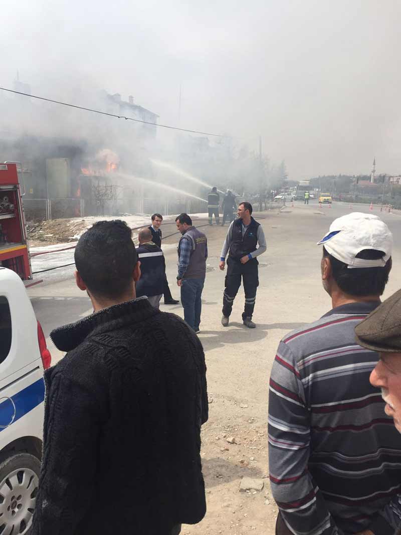 Eskişehir’de alev alev yanan trafo uzun uğraşlar neticesinde kontrol altına alınarak söndürülürken, 10 mahalledeki binlere vatandaş elektriksiz kaldı.