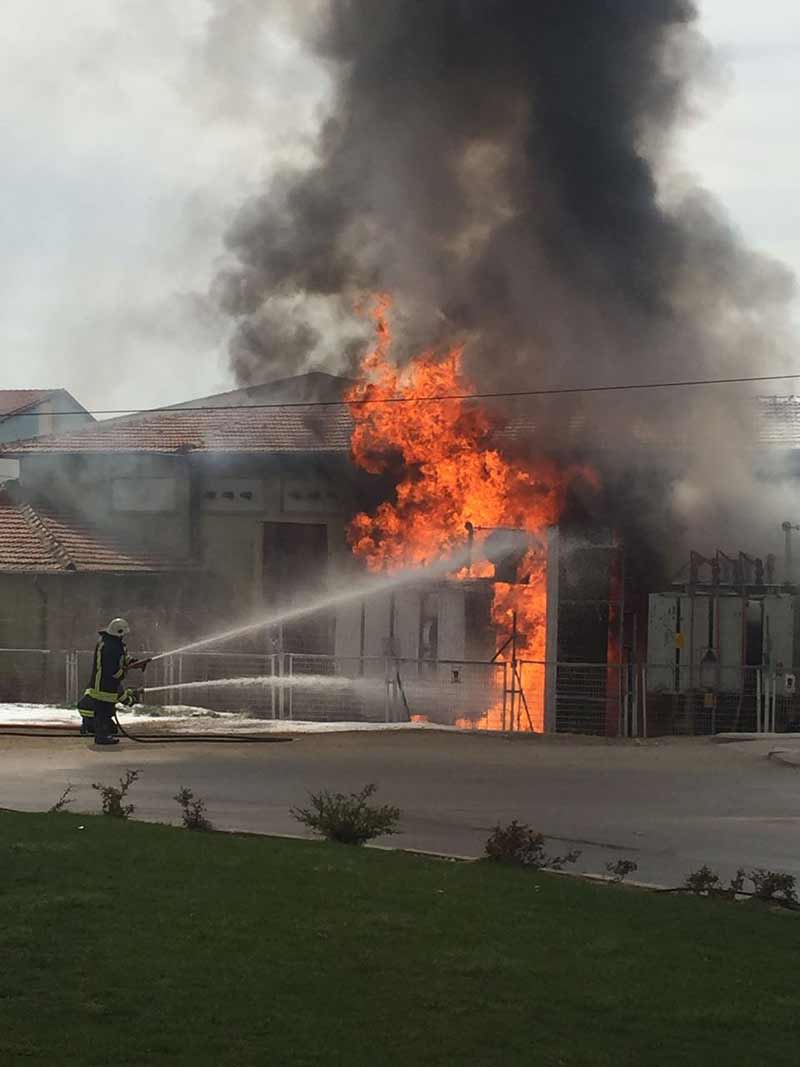 Eskişehir’de alev alev yanan trafo uzun uğraşlar neticesinde kontrol altına alınarak söndürülürken, 10 mahalledeki binlere vatandaş elektriksiz kaldı.